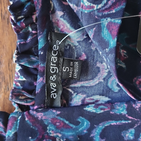 Ava & Grace. Paisley top. Flutter sleeves. Size Small. - Picture 4 of 11